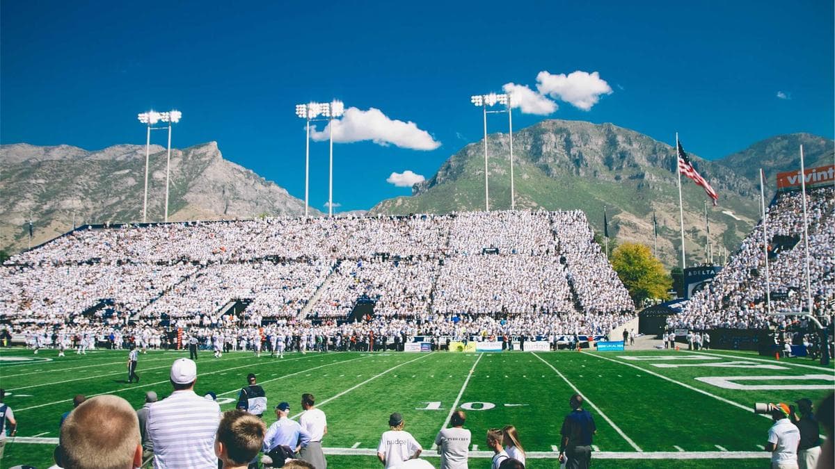 Founder presenting a clear value proposition on a slide